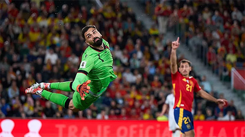  Thủ môn tân binh của Liverpool từ tội độ thành người hùng